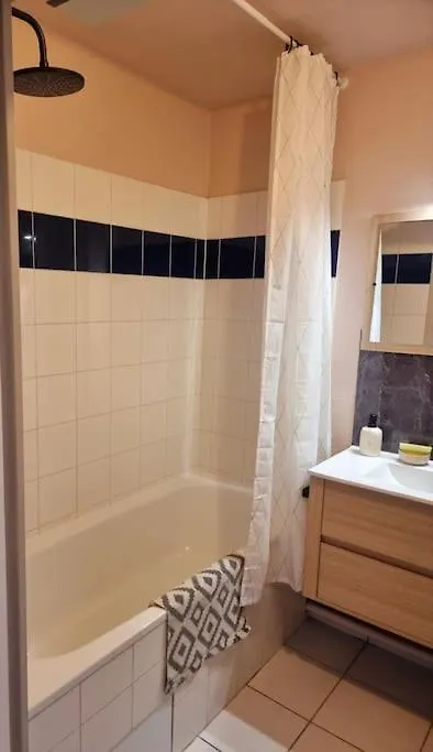 Un Appartement Calme Et Elegant Avignon France